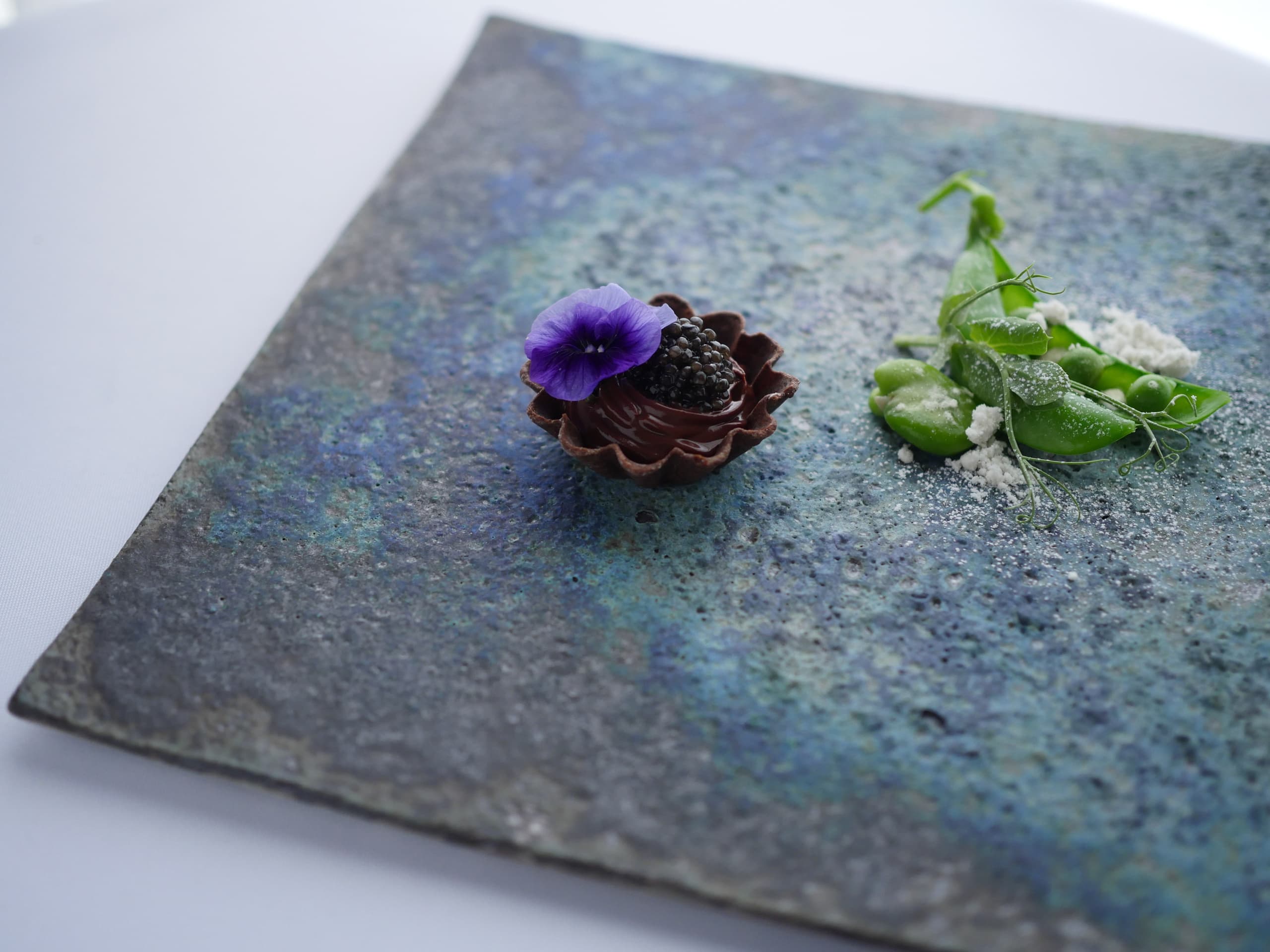 01.tartelette_chocolat_caviar_avec_pois_gourmands.jpg